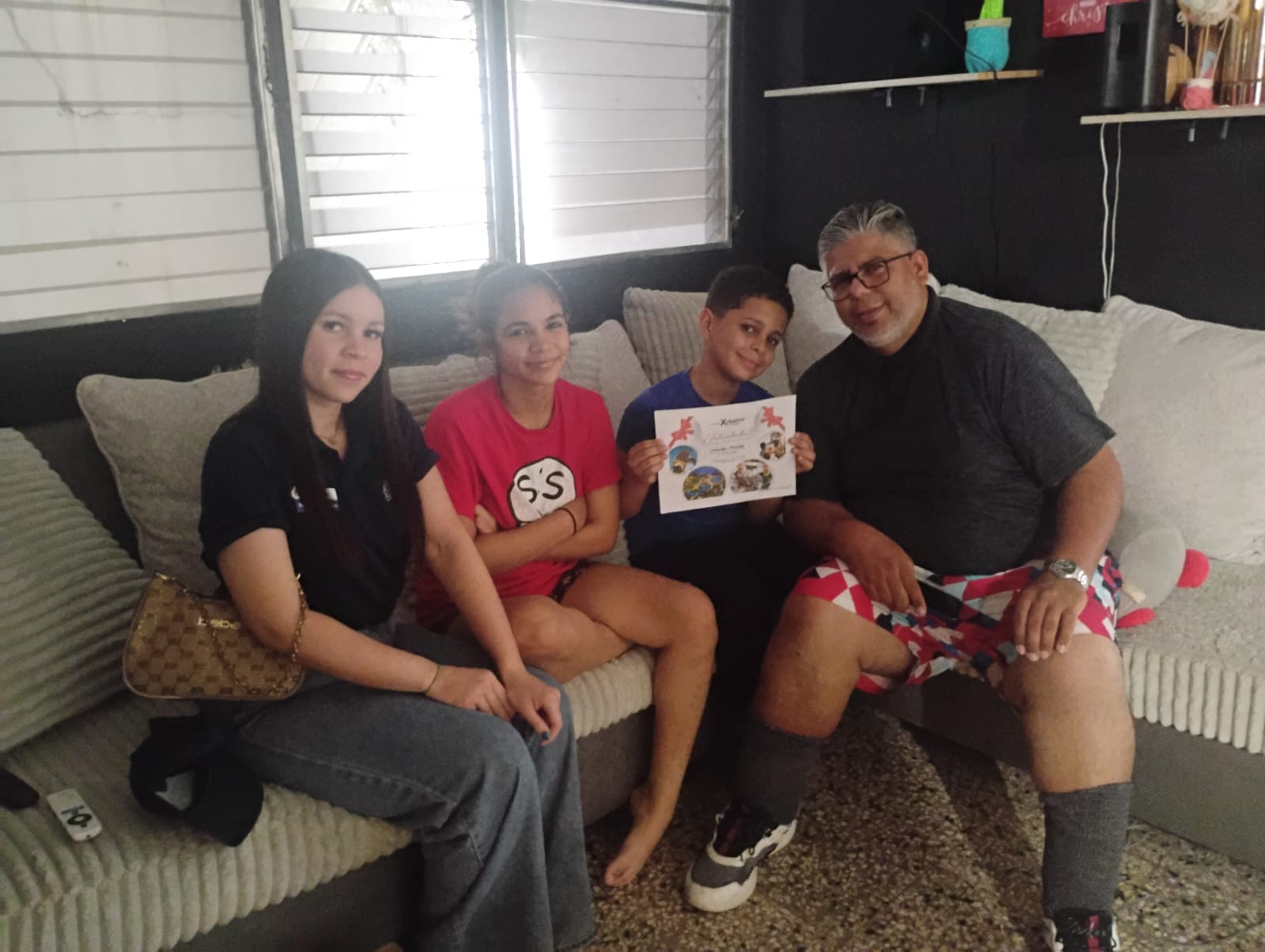 Familia ganadora del certificado vacacional Disney