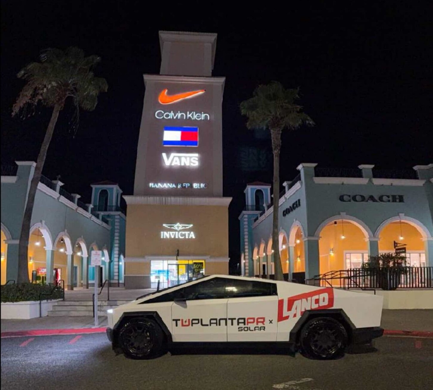 TuPlanta PR Solar Cybertruck